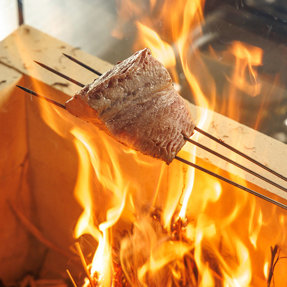 目の前で藁焼きが体感できます